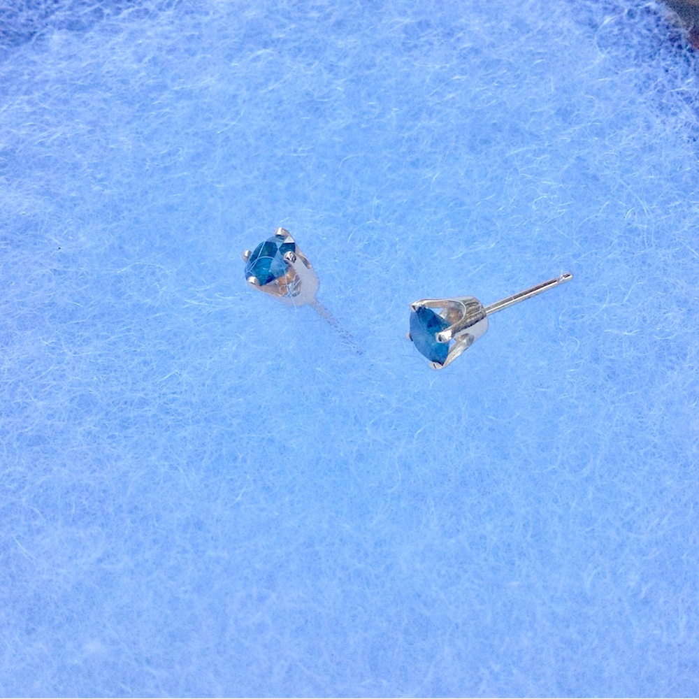 Genuine Blue Diamond Stud Earrings Pair 14 kt yellow gold